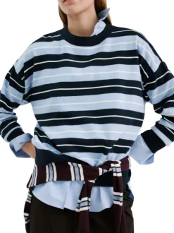 Pull bleu à rayures blanches avec une coupe droite et des manches longues