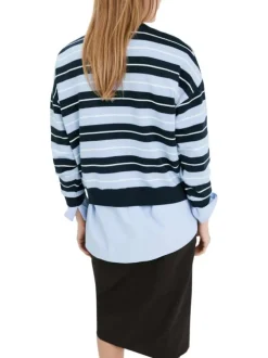 Pull bleu à rayures blanches avec une coupe droite et des manches longues