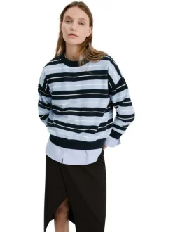 Pull bleu à rayures blanches avec une coupe droite et des manches longues