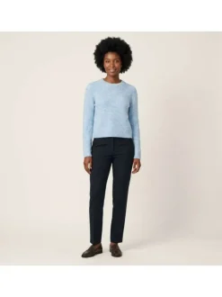 Pull bleu uni avec une coupe droite et des manches longues