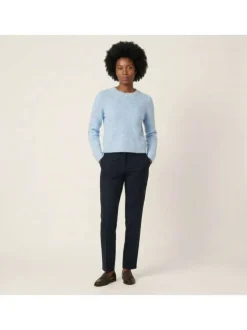 Pull bleu uni avec une coupe droite et des manches longues