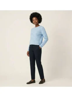 Pull bleu uni avec une coupe droite et des manches longues