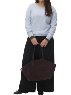 Pull bleu uni avec une coupe droite et des manches longues
