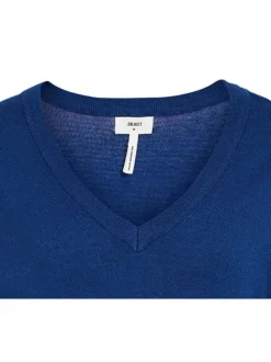Pull bleu uni avec une coupe droite et un col v en bord côte