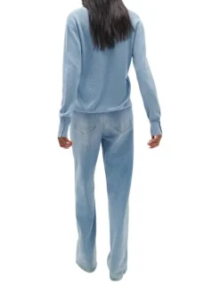 Pull bleu uni avec une coupe droite un col v et à manches longues