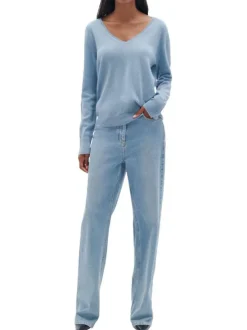Pull bleu uni avec une coupe droite un col v et à manches longues
