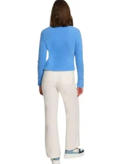 Pull bleu uni orné de poils courts avec un col v et des manches longues