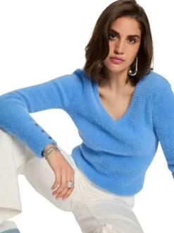 Pull bleu uni orné de poils courts avec un col v et des manches longues