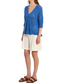 Pull bleu uni pourvu de manches longues et d'une coupe droite