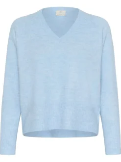Pull bleu uni pourvu d'une coupe ajustée et de manches longues