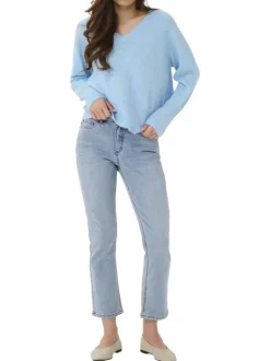 Pull bleu uni pourvu d'une coupe ajustée et de manches longues
