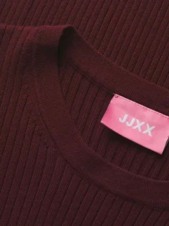 Pull bordeaux côtelé avec une coupe près du corps et un col rond