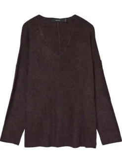 Pull bordeaux en maille côtelée avec une coupe droite et un col V