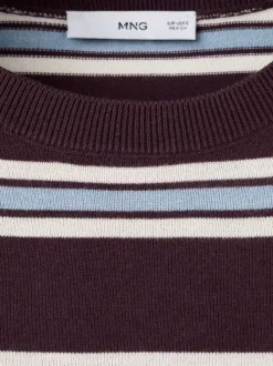 Pull bordeaux à rayures avec une coupe droite et un col rond