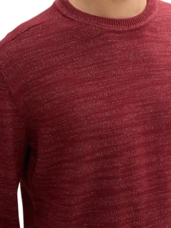 Pull bordeaux uni avec un col rond à coupe droite et un patch d'authenticité