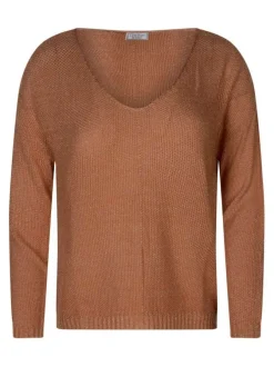 Pull brique uni pourvu d'une coupe droite et des manches longues