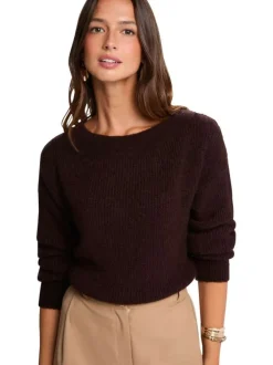 Pull brun en maille tricotée pourvu d'un col rond et de manches longues