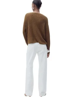 Pull brun uni avec un col v à coupe droite et des manches longues