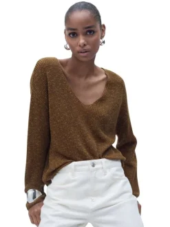 Pull brun uni avec un col v à coupe droite et des manches longues