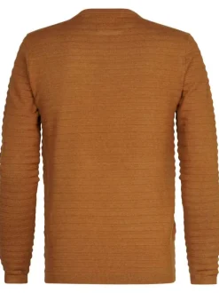 Pull brun uni coupe droite avec un col rond et petit patch d'authentification