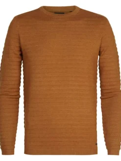 Pull brun uni coupe droite avec un col rond et petit patch d'authentification