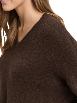 Pull brun uni en maille tricotée avec un col v et des manches longues