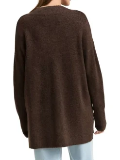 Pull brun uni en maille tricotée avec un col v et des manches longues