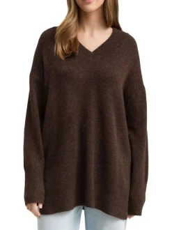 Pull brun uni en maille tricotée avec un col v et des manches longues