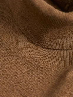 Pull camel en maille fine à coupe ajustée avec col roulé et manches longues