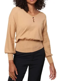 Pull camel uni avec une coupe droite à col v et des boutons décoratifs