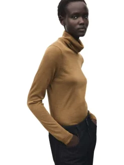 Pull camel uni coupe droite pourvu d'un col montant et de manches longues
