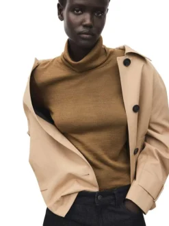 Pull camel uni coupe droite pourvu d'un col montant et de manches longues