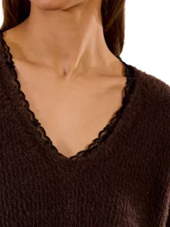 Pull chocolat en maille tricotée avec une coupe droite et un col V