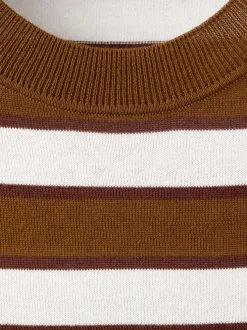 Pull chocolat à rayures blanches avec une coupe droite et un col rond