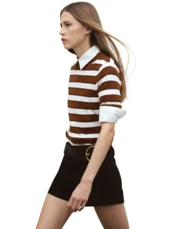 Pull chocolat à rayures blanches avec une coupe droite et un col rond