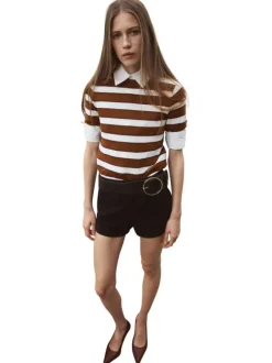 Pull chocolat à rayures blanches avec une coupe droite et un col rond