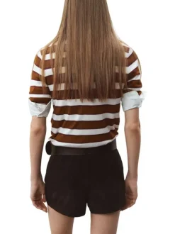 Pull chocolat à rayures blanches avec une coupe droite et un col rond