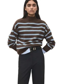 Pull chocolat à rayures bleues avec une coupe droite et un col montant