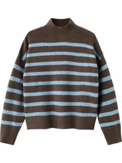 Pull chocolat à rayures bleues avec une coupe droite et un col montant