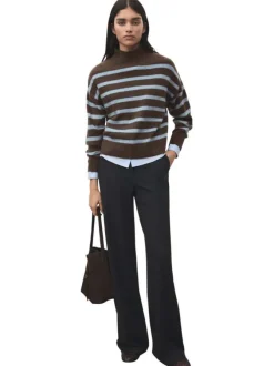 Pull chocolat à rayures bleues avec une coupe droite et un col montant