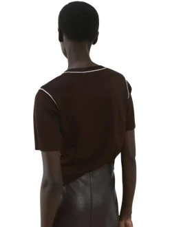 Pull chocolat uni avec une coupe droite et des manches courtes