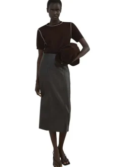 Pull chocolat uni avec une coupe droite et des manches courtes