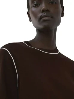 Pull chocolat uni avec une coupe droite et des manches courtes