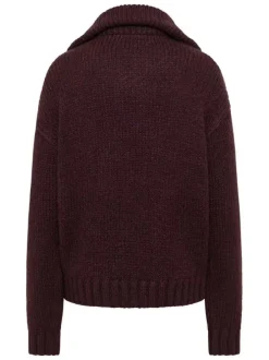 Pull chocolat uni avec une coupe droite et un col camionneur