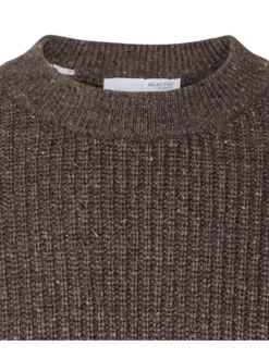 Pull chocolat uni avec une coupe droite et un col rond en bord côte