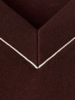 Pull chocolat uni en maille fine avec une coupe droite et un col v