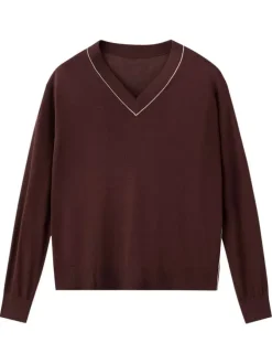 Pull chocolat uni en maille fine avec une coupe droite et un col v