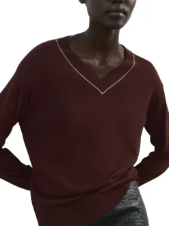 Pull chocolat uni en maille fine avec une coupe droite et un col v