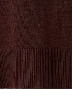 Pull chocolat uni en maille fine avec une coupe droite et un col v