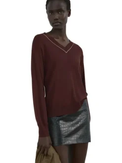Pull chocolat uni en maille fine avec une coupe droite et un col v